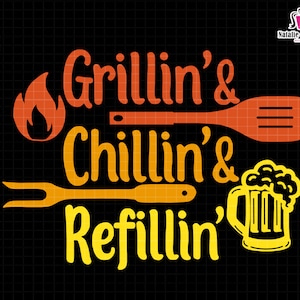 Może przedstawiać: Żółto-pomarańczowy projekt graficzny z tekstem "Grillin' & Chillin' & Refillin'" z płomieniem, szpatułką, widelcem i kuflem piwa.