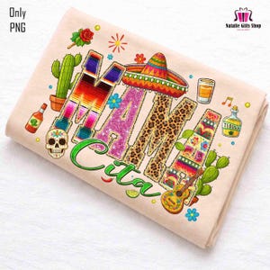 Op de afbeelding: Een beige handdoek met de woorden "Mama Cita" in kleurrijke, feestelijke letters. Het ontwerp bevat een sombrero, gitaar, tequila fles, cactus en een suikerschedel, allemaal in een levendige, Mexicaanse stijl.