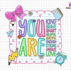 Puede incluir: Una colorida impresi&oacute;n de arte digital con las palabras "YOU ARE" en letras grandes y delineadas. Las palabras "KIND, BRAVE, SMART, HELPFUL, GRATEFUL, ENOUGH, STRONG, UNIQUE, LOVE" se enumeran verticalmente. El dise&ntilde;o incluye un lazo, un l&aacute;piz y un reloj.