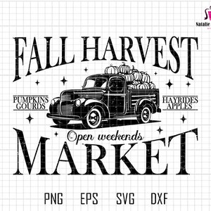 以下が含まれることがあります： かぼちゃでいっぱいのビンテージピックアップトラックの白黒イラスト。トラックの上には「Fall Harvest Market」という文字が、下には「Pumpkins Gourds」と「Hayrides Apples」という文字が書かれています。トラックの下には「Open weekends」という文字が筆記体で書かれています。