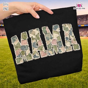 Può includere: Borsa tote nera con la parola "MAMA" in grandi lettere in stile patchwork. Le lettere sono realizzate con vari colori tenui, tra cui verde, rosa e blu. La borsa è tenuta su uno sfondo di erba verde e uno stadio di baseball.