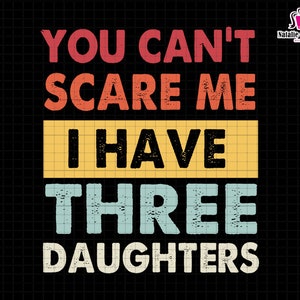 Peut inclure: Un design numérique avec le texte "YOU CAN'T SCARE ME I HAVE THREE DAUGHTERS" dans un style rétro. Le texte est de différentes couleurs, dont le rouge, l'orange, le noir, le jaune et le bleu, sur fond noir. Options de type de fichier incluses.