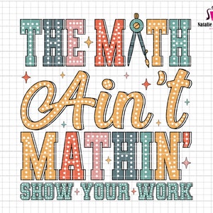 Puede incluir: Diseño gráfico colorido con el texto "THE MATH Ain't MATHIN' SHOW YOUR WORK". El diseño incluye un compás y detalles de estrellas, en un estilo retro. Adecuado para productos educativos o de matemáticas.