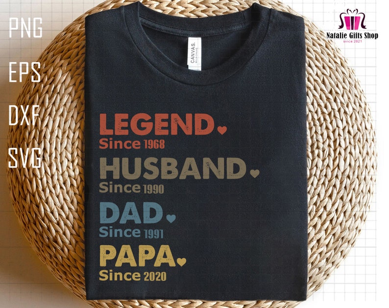 Puede incluir: Camiseta negra con un dise&ntilde;o de estilo vintage que dice "LEGEND. Since 1968", "HUSBAND. Since 1990", "DAD. Since 1991", y "PAPA. Since 2020".