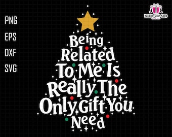 Puede incluir: Un fondo negro con un diseño de árbol de Navidad hecho de texto blanco que dice: "Being Related To Me Is Really The Only Gift You Need." El árbol está decorado con detalles rojos, verdes y blancos, y una estrella dorada.