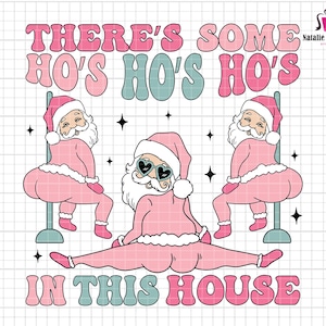 Peut inclure: Graphique numérique avec trois figures du Père Noël en tenues roses, et le texte "THERE'S SOME HO'S HO'S HO'S IN THIS HOUSE." Le design a un style rétro, adapté aux produits de Noël.