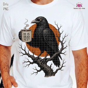 Könnte beinhalten: Weißes T-Shirt mit einer Grafik eines schwarzen Raben auf einem Ast, der eine Tasse mit dem Text "HE IS DEAD YET?" hält. Der Rabe ist vor einem orangefarbenen Kreis platziert. Das T-Shirt hat auch den Text "Only PNG".