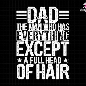 以下が含まれることがあります： 「DAD」の文字が「THE MAN WHO HAS EVERYTHING EXCEPT A FULL HEAD OF HAIR」の上に配置された黒いグラフィックデザイン。 デザインには口ひげと星が含まれています。 画像には「PNG、EPS、DXF、SVG」の文字も含まれています。