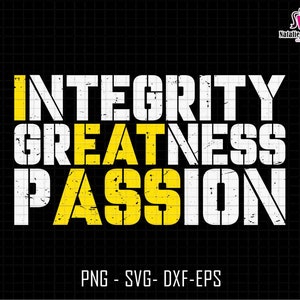 Op de afbeelding: Witte tekst op een zwarte achtergrond luidt "INTEGRITY GREATNESS PASSION". De tekst is in een verweerde lettertype stijl.