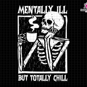 Puede incluir: Ilustración en blanco y negro de un esqueleto sosteniendo una taza de café. El texto "Mentally Ill But Totally Chill" está debajo del esqueleto.