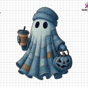 Op de afbeelding: Een illustratie van een geest met een blauwe muts met spijkerstoftextuur en een bijpassend patchwork laken. De geest houdt een bruine koffiebeker in de ene hand en een blauwe pompoenemmer in de andere. De tekst Only PNG is zichtbaar.