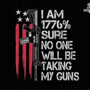 Può includere: Un design grafico in bianco e nero con una silhouette di un fucile e una bandiera americana. Il testo recita "Sono sicuro al 1776% che nessuno mi toglierà le mie armi".