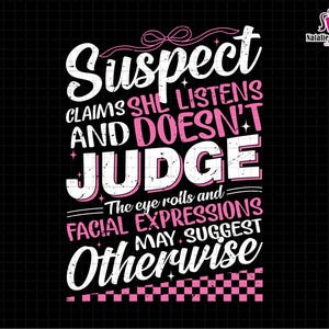 Op de afbeelding: Een wit grafisch ontwerp met roze tekst die "Suspect Claims She Listens And Doesn't Judge. The eye rolls and facial expressions may suggest otherwise." luidt.