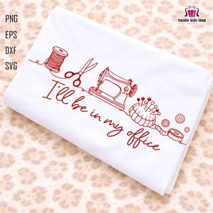 Puede incluir: Tela blanca con un dibujo lineal rojo de herramientas de costura, incluyendo un carrete de hilo, tijeras y una máquina de coser. El texto "I'll be in my office" está escrito en rojo.