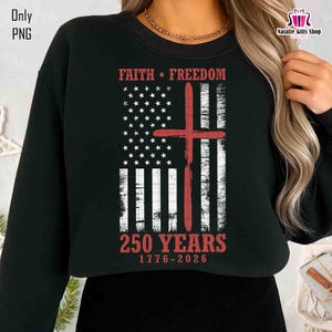 Op de afbeelding: Zwart sweatshirt met een verweerd Amerikaans vlagontwerp en een rood kruis. De tekst luidt "FAITH FREEDOM" boven de vlag en "250 YEARS 1776-2026" eronder. De sweatshirt heeft een ronde hals.