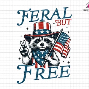 以下が含まれることがあります： 赤白青の帽子とバンダナをつけたアライグマがアメリカの国旗を持っています。アライグマの上と下に「Feral But Free」という文字が書かれています。