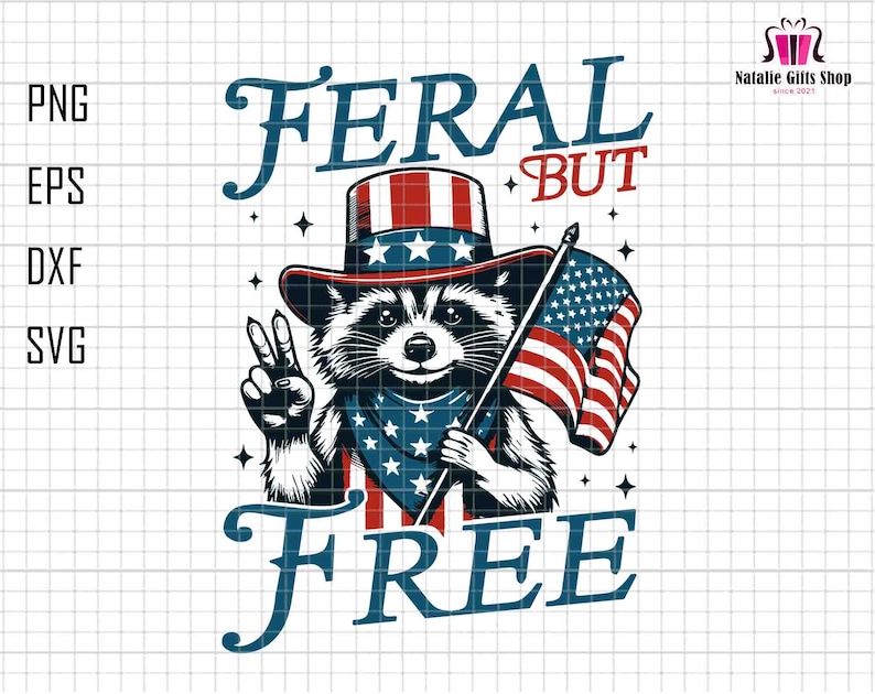 Puede incluir: Un mapache con un sombrero y una bandana rojo, blanco y azul sostiene una bandera estadounidense. El texto "Feral But Free" est&aacute; escrito arriba y abajo del mapache.
