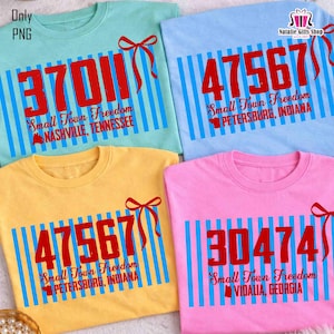 Puede incluir: Cuatro camisetas coloridas con diseños únicos. Cada camiseta presenta un gran número rojo, un fondo a rayas azules y las palabras "Small Town Freedom" con una ciudad y un estado. Las camisetas son en azul claro, amarillo, rosa y azul.