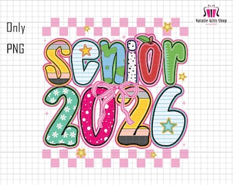 Può includere: Un design grafico colorato per la classe Senior del 2026. La parola "Senior" è in grandi lettere a bolle con dettagli di matita, mela e righello. Il numero "2026" è in un design a pois rosa con un fiocco. Lo sfondo è bianco con quadrati rosa.