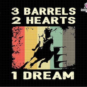 Może przedstawiać: Grafika w stylu vintage z sylwetką osoby jeżdżącej konno nad beczką. Tekst brzmi "3 Barrels 2 Hearts 1 Dream".