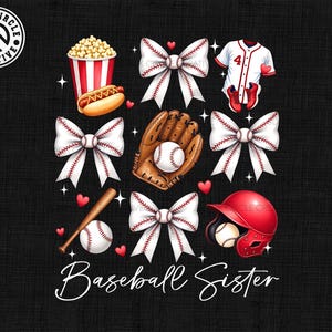 Puede incluir: Un diseño gráfico en blanco y negro con el texto "Baseball Sister" en una fuente blanca cursiva. El diseño presenta una pelota de béisbol, un bate, un guante, palomitas de maíz, un hot dog y una gorra de béisbol, todo rodeado de corazones rojos y lazos blancos con costuras rojas.