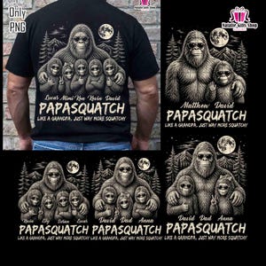 Può includere: T-shirt nero con grafica della famiglia Bigfoot, la scritta "PAPASQUATCH" e la frase "LIKE A GRANDPA, JUST WAY MORE SQUATCHY." Il design include una luna piena e alberi.
