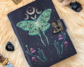 Spersonalizowany skórzany dziennik Grimoire Luna Moth: Księga zaklęć czarownic
