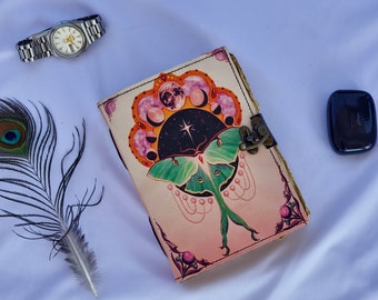 Diario de cuero Luna Moth: papel deshilachado, libro de hechizos, cuaderno de bocetos