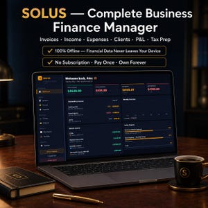 以下が含まれることがあります： Solus Complete Business Finance Managerのインターフェースを表示するラップトップ。画面には財務データが表示され、「Welcome back, Alex」というテキストがあります。金色の「S」ロゴが付いた黒いコーヒーマグがコースターの上にあります。ノートとペンも机の上にあります。