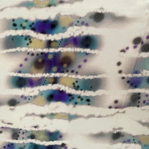 Könnte beinhalten: Abstrakter Stoff mit weißem Hintergrund und einem Muster aus blauen, violetten und grauen Streifen mit weißen Kanten. Die Streifen sind mit kleinen, verstreuten Punkten in verschiedenen Farben bedeckt.