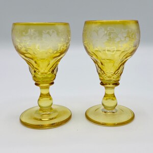 Copas de licor de cristal amarillo antiguo - Juego de 2 - Diseño de vid cortada con rueda