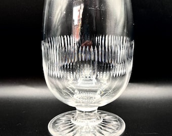 Jarrón antiguo de cristal tallado con pedestal: copa grande con base en forma de estrella.