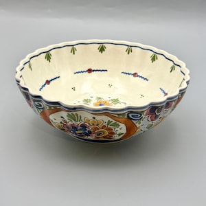Bol en céramique festonné DELFT HOLLAND vintage - Fleurs peintes à la main, signées D.P. – 22 CM