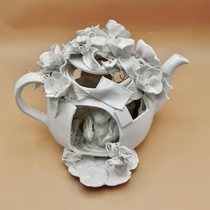 Tetera de cerámica escultural / Tetera floral monocromática blanca con figura de oso / Tetera artística hecha a mano / Pieza decorativa impactante
