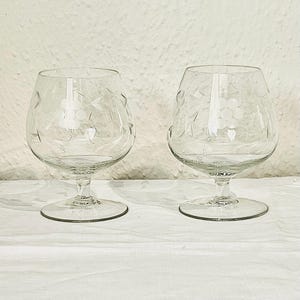 VINTAGE ETCHED COGNAC Glasses, floral etched crystal brandy balloon glasses, height 12 cm