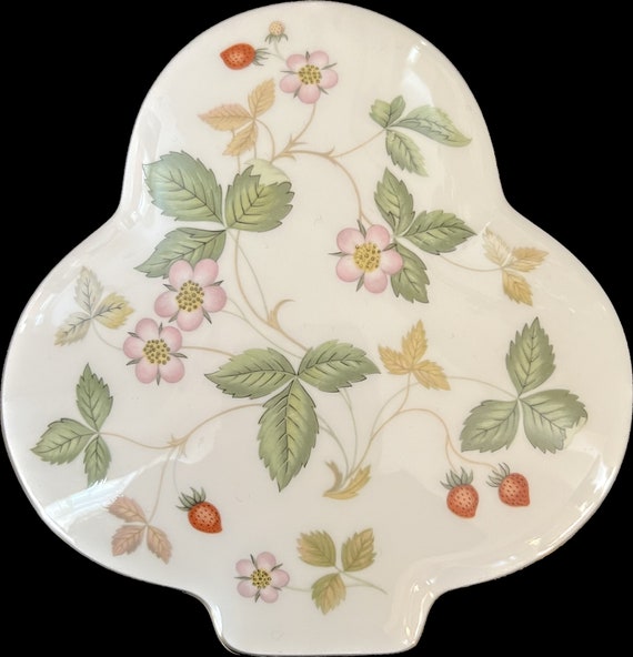 ウェッジウッド ボーンチャイナ 蓋付き小物入れ：ワイルドストロベリー