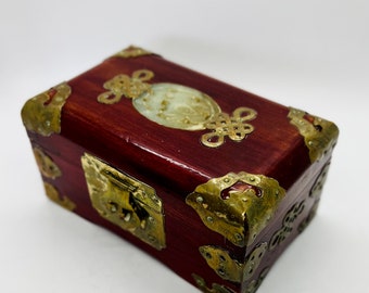 Boîte à bijoux chinoise vintage en bois laqué avec jade et laiton