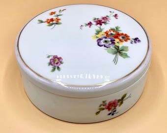 Caja redonda con tapa de porcelana Rosenthal vintage, fabricada en Alemania. Polvos con flores de Dresde pintadas a mano.