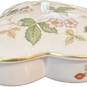 WEDGWOOD Bone China / Wild Strawberry lidded box, vintage porcelain Trinket Box, rare shaped Wedgwood lidded bowl - gift idea