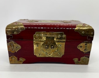 Vintage Chinese Wood Lacquered Jewellery Box With Inlay Jade Vintage Chinese Wood Lacquered Jewellery Box With Inlay Jade