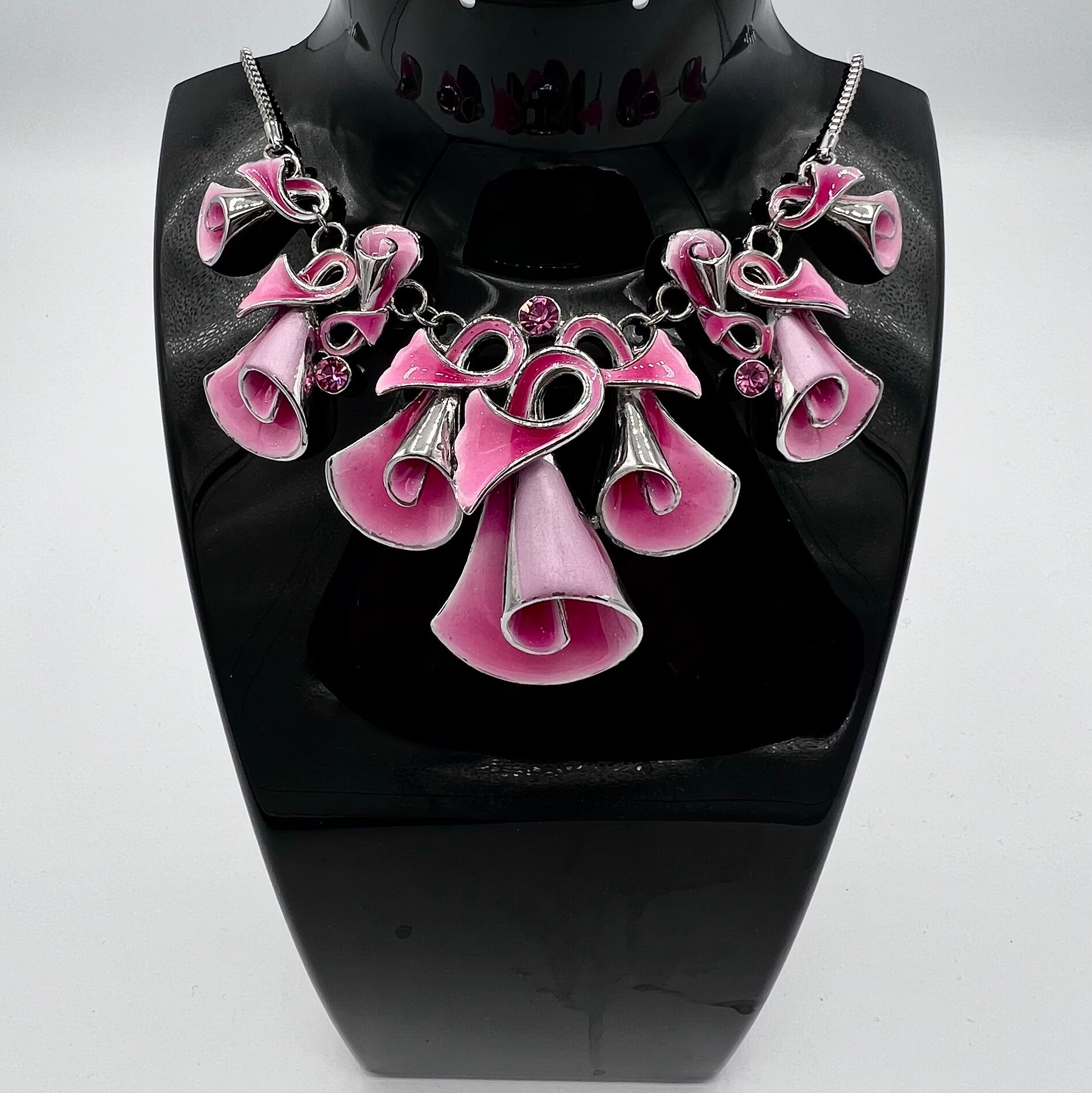 Collier Fin Rétro Couleur Argent, Avec Petite Fleur, Cristaux Et émail Rose - Modèle 392