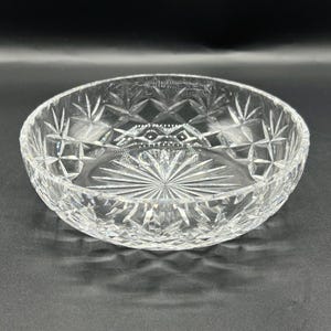 Puede incluir: Un cuenco de cristal transparente y redondo con intrincados patrones de rayos de sol y corte de diamante. El diseño del cuenco presenta un patrón central de rayos de sol y un borde detallado, que refleja la luz. Ideal para servir o exhibir.