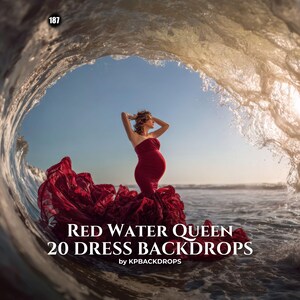 Può includere: Un abito rosso scuro senza spalline con un lungo e voluminoso strascico a balze indossato da una persona incinta in piedi all'interno di una grande onda oceanica. L'immagine include il testo 187, RED WATER QUEEN, 20 DRESS BACKDROPS e by KPBACKDROPS.