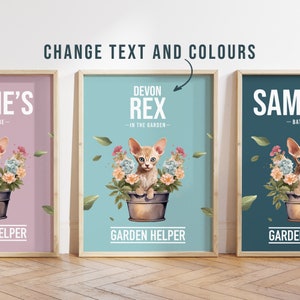 Jede Farbe - Devon Rex Katze im Gartenplakat - Devon Rex Katzenplakat - Devon Rex Katze Kundenspezifischer Textdruck - Personalisierter Druck - Haustierkunst