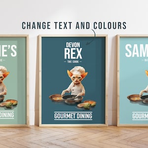 Jede Farbe - Devon Rex Katze in der Küche Plakat - Devon Rex Katzenplakat - Devon Rex Katze Kundenspezifischer Textdruck - Personalisierter Druck - Haustierkunst