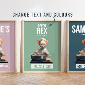 Jede Farbe - Devon Rex Katze in der Küche Plakat - Devon Rex Katzenplakat - Devon Rex Katze Kundenspezifischer Textdruck - Personalisierter Druck - Haustierkunst