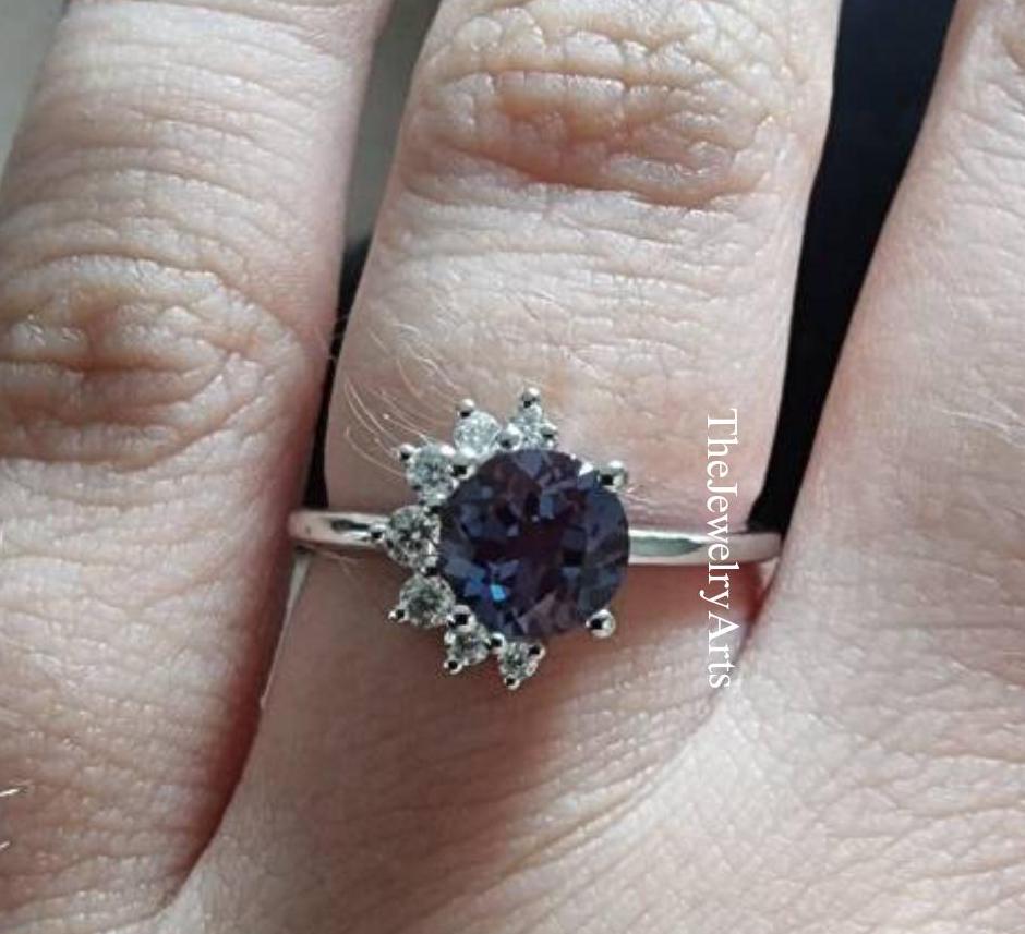 Infinity Alexandrite Ring, Unique Colur Changing Promise Ring, June Birthstone, Round Cut, Color Changing Ring