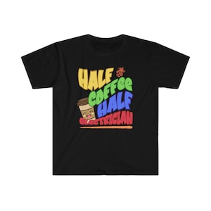 Op de afbeelding: Zwart T-shirt met een kleurrijk grafisch ontwerp met de tekst "Half Coffee Half Electrician" met een cartoon koffiebeker.
