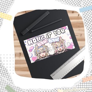 Peut inclure: Un autocollant rose et bleu avec deux filles d'anime aux oreilles de chat. L'autocollant dit "Honk if you baw! baw!" avec des c&oelig;urs et des &eacute;toiles en arri&egrave;re-plan.