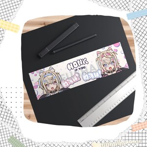 Peut inclure: Une banni&egrave;re blanche avec un design rose et bleu repr&eacute;sentant deux personnages d'anime avec des oreilles de chat. La banni&egrave;re porte le texte "Honk if you hear "baw! baw!" &eacute;crit dessus.